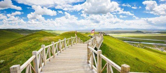 夏天就是要去草原騎馬露營(yíng)追牛羊，數(shù)星星看日出！