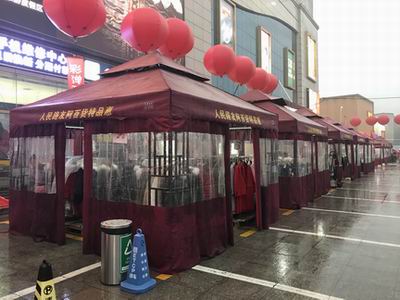 氣溫漸漸變低，戶外促銷有點(diǎn)冷，選什么折疊帳篷好