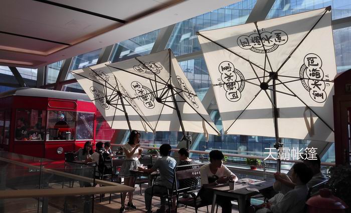 太陽曬，傘遮不?。磕悄憧梢杂昧_馬傘，可360°旋轉(zhuǎn)