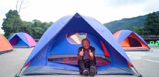 露營(yíng)帳篷，是他們的臨時(shí)港灣