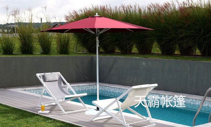 家中有下沉式庭院，那你需要配上休閑傘和桌椅